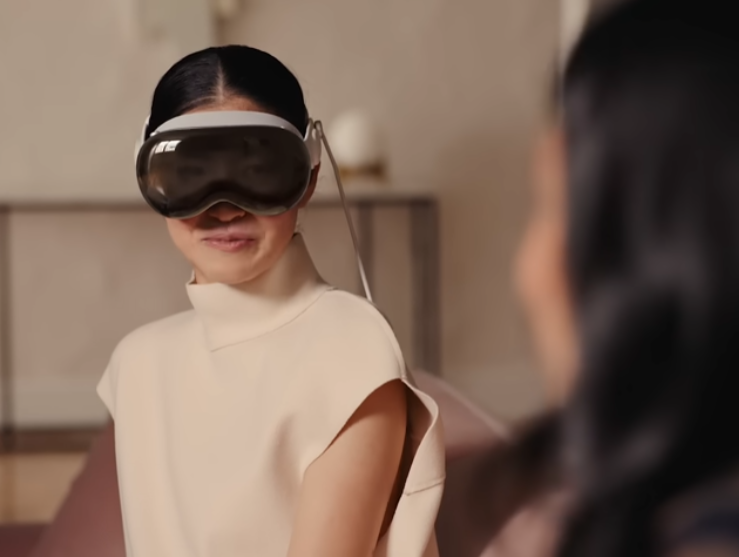 비전 프로의 외부 디스플래이에 눈이 나타난 사진