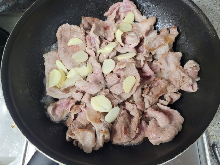 돼지고기 간장제육볶음 마늘 편 넣어 향 올리는 단계