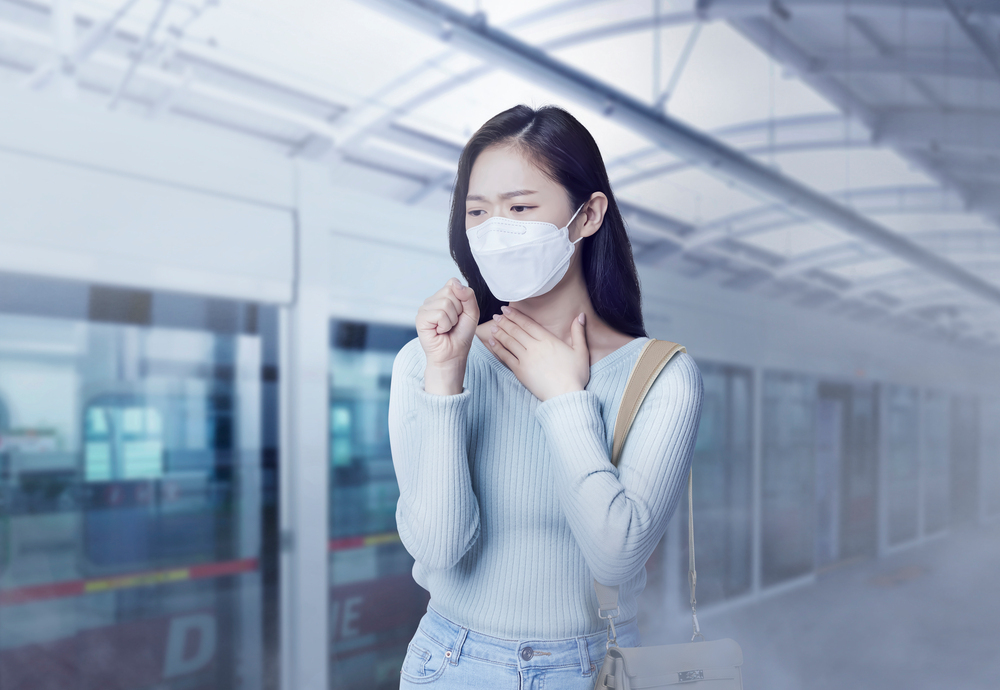 석면은 미세한 섬유 모양의 물질로, 주로 건물의 내부에 사용되는 단열재 및 건축 재료에 포함되어 있습니다.