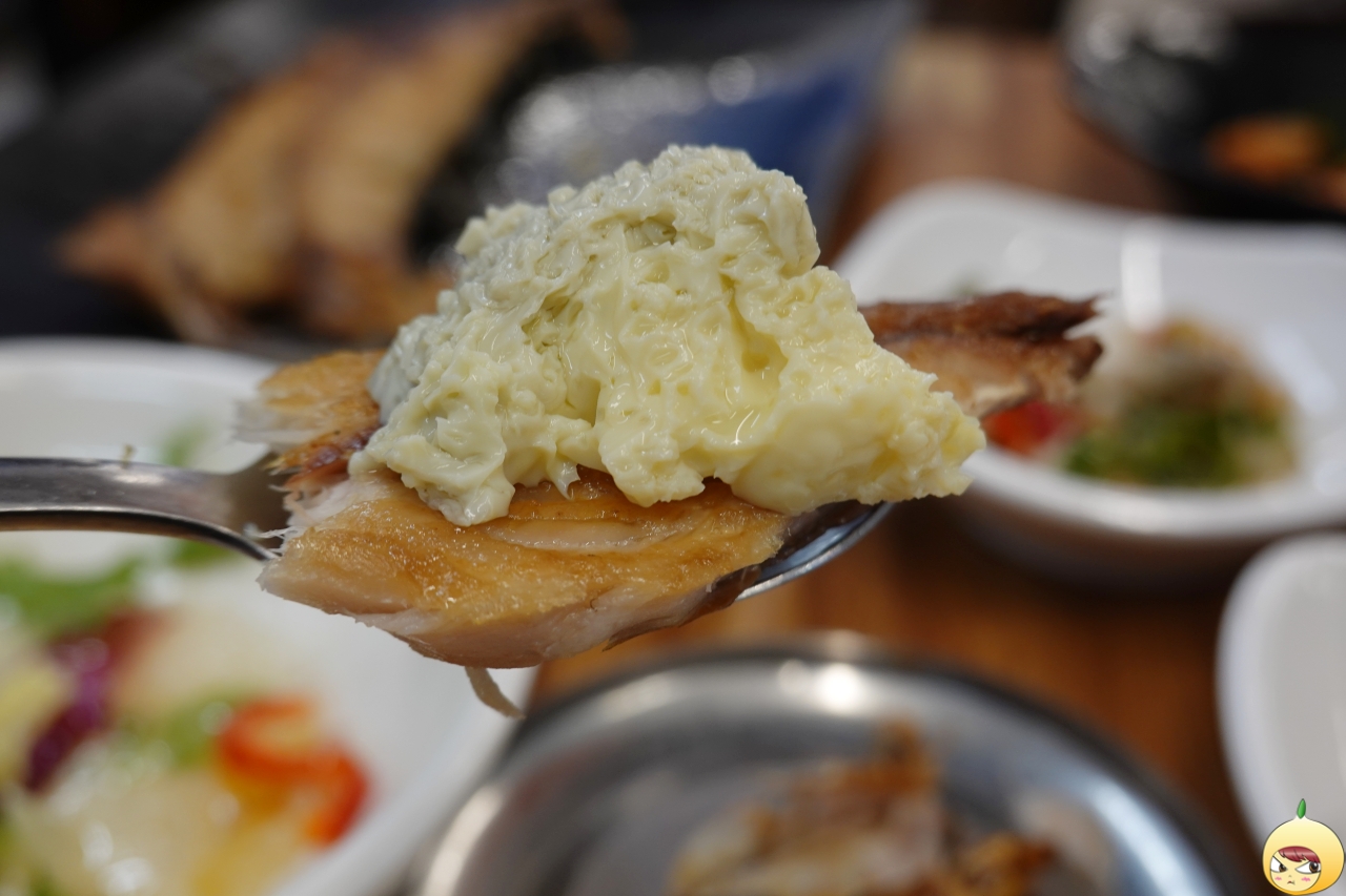 고등어구이 위에 달걀찜