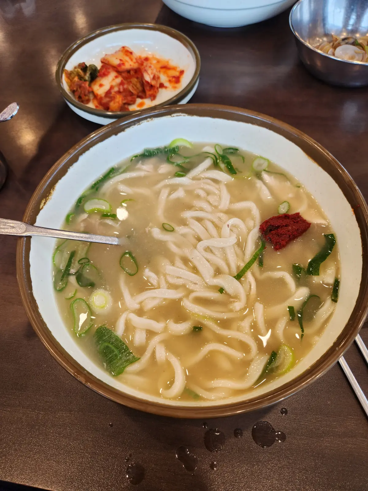 일산-대표-맛집-줄서서-먹는-일산칼국수-본점-매운-다대기-양념-투하
