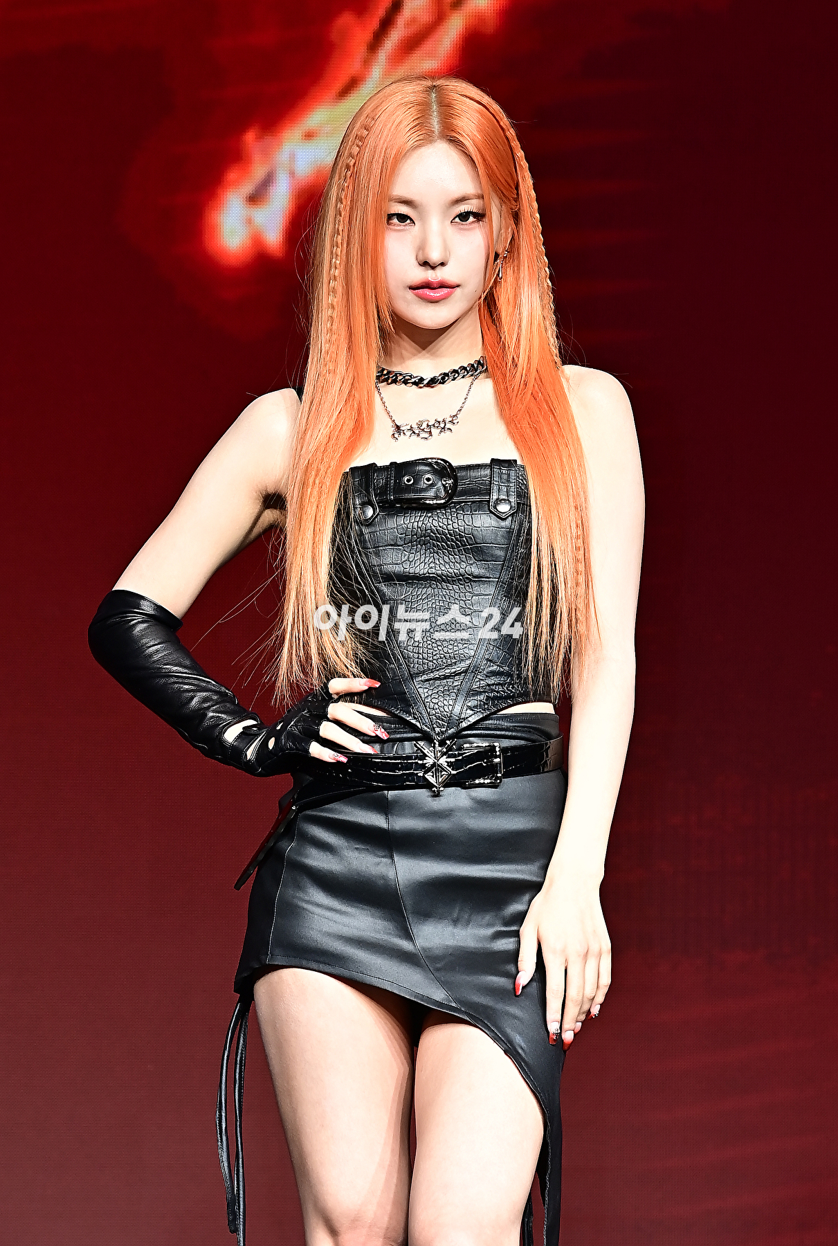 걸그룹 ITZY(있지) 예지가 8일 오후 서울 여의도 콘래드&nbsp;서울에서 열린 새 미니 앨범 'BORN TO BE'(본 투 비)를 발매기념 쇼케이스에서 기념촬영을 하고 있다. [사진=곽영래 기자]