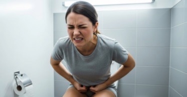 근육경련과 변비로 고생하는 여성