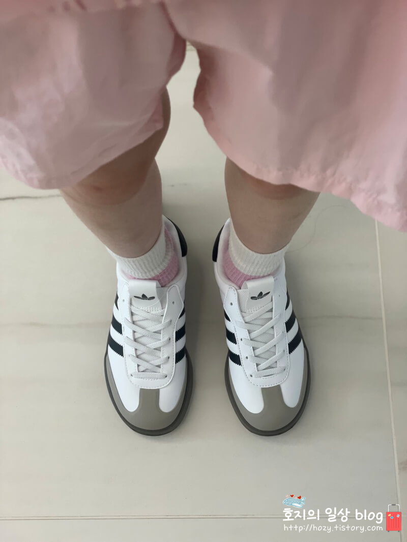아디다스 아디폼 삼바360키즈 화이트 착용 모습