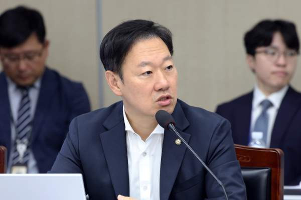 서울시장 출마 공식화 후 국회에서 기자들의 질문에 답하는 박수민