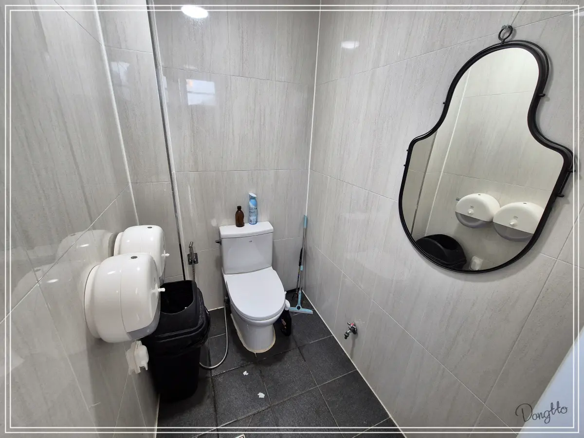 전라도-군산-가족여행-장자도-카페-라파르-화장실-내부