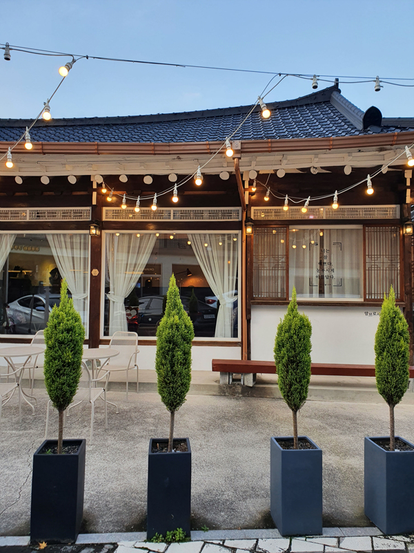 조명이-들어온-한옥