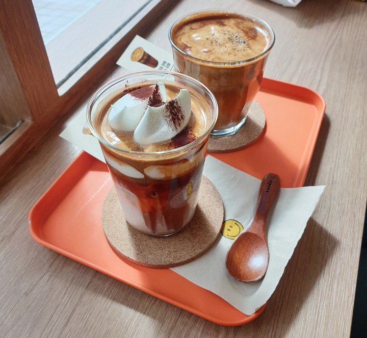 크림라떼-위에-에스프레소-가루가-솔솔-뿌려져있고-크림은-몽글몽글하게-커피위에-올라가있다