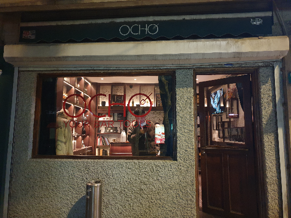 창에 붉은 색으로 OCHO라고 쓰여진 곳이 바로 스피크로우다.