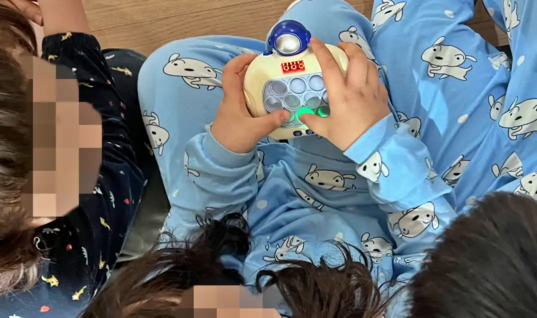 아이들이 함께 게임을 즐기고 있는 모습