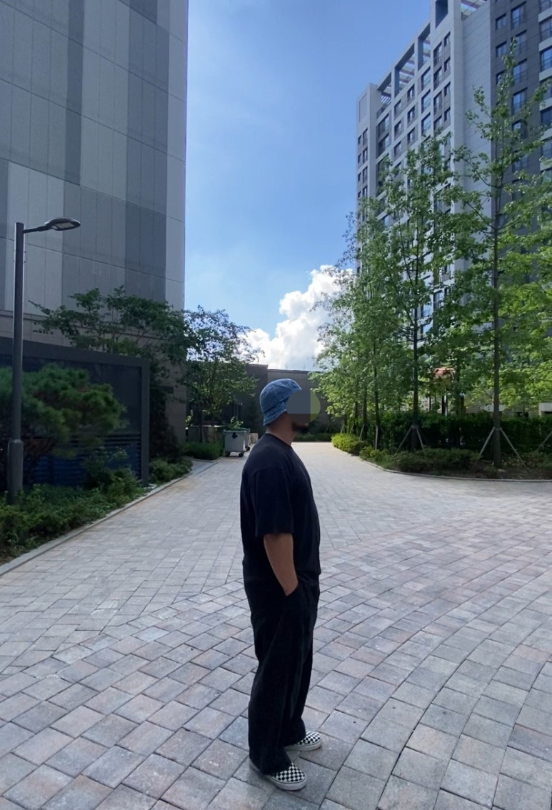 데일리룩(2025. 8. 22.)루오에스펙 오버핏 워싱 라인 빈티지 버킷햇, 어커버 오버사이즈 반팔 티셔츠, 무신사 무신사스탠다드 데님와이드 벌룬팬츠 블랙, 반스 체커보드 슬립온