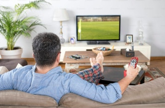 TV에서 스포츠를 보는 사진