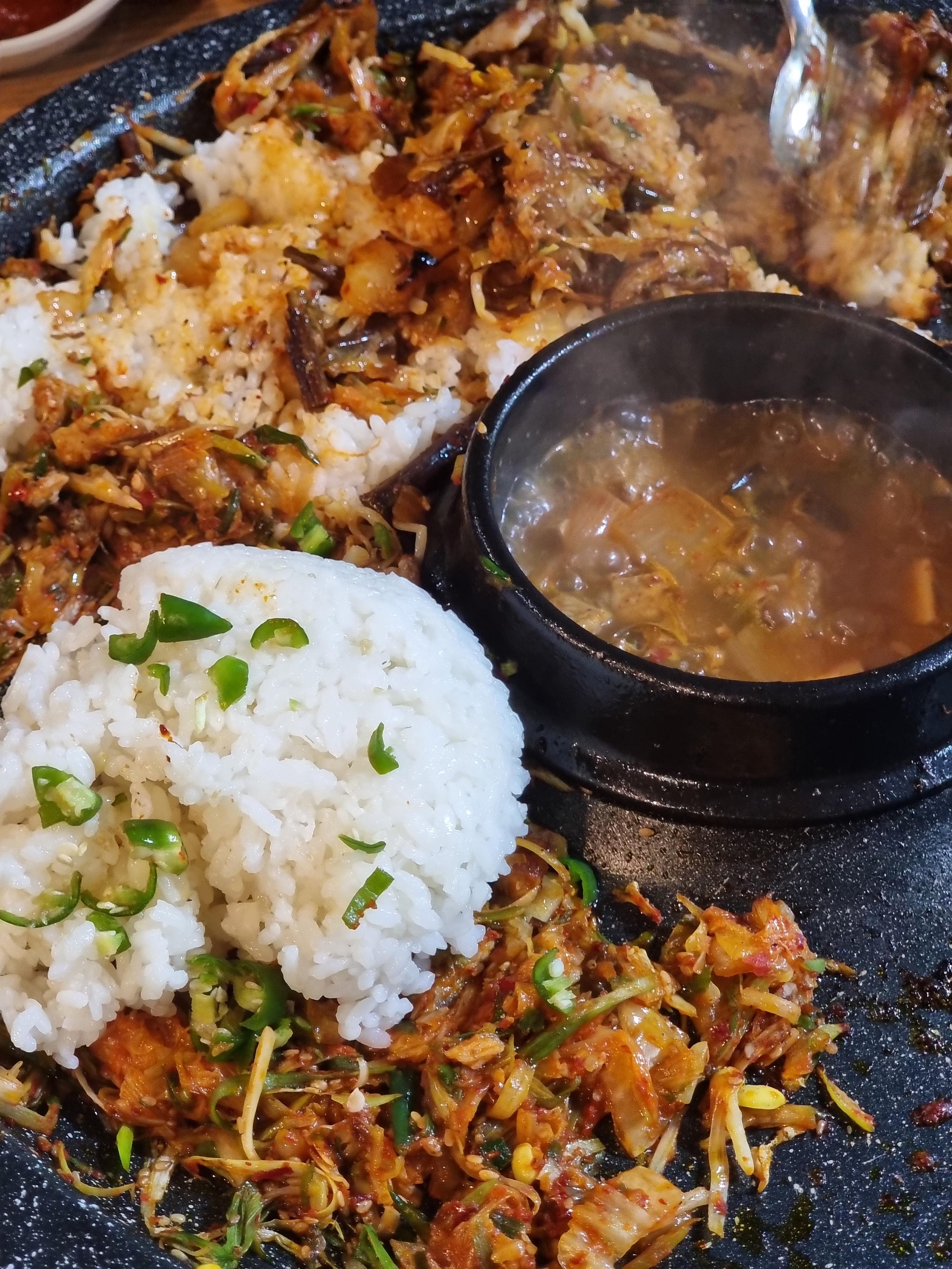 ▲ 불판 위에서 맛있게 볶아지는 볶음밥.