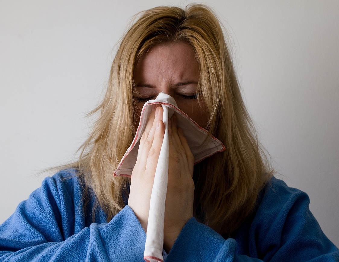 콧물로 힘들어하고 있는 사람