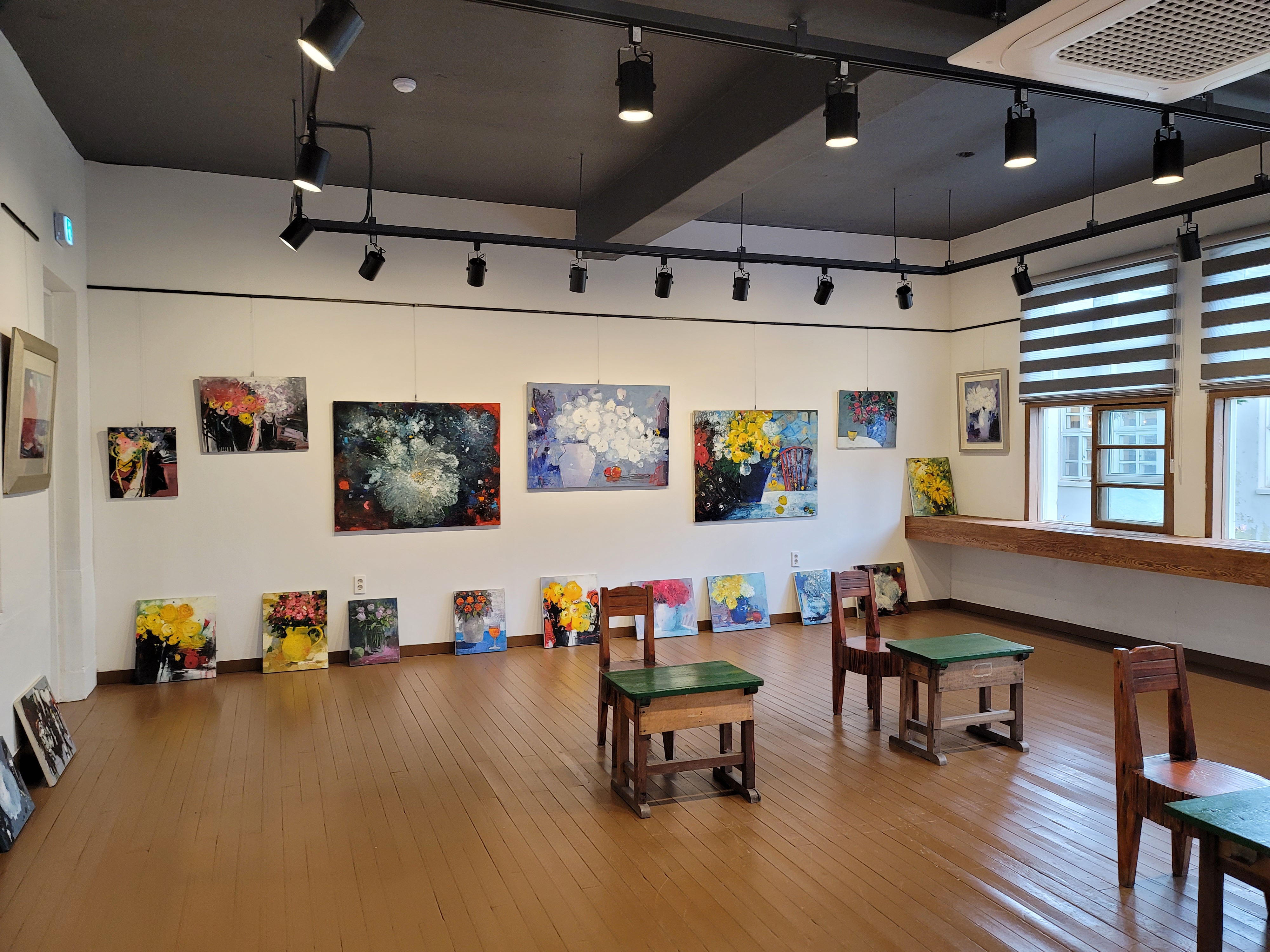 카페 마이산 미술 전시장