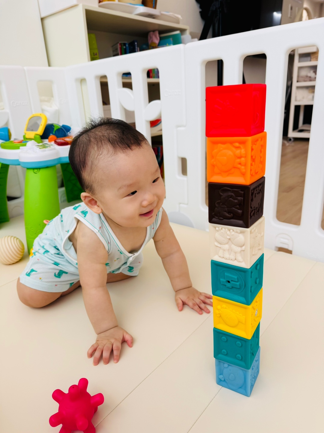 블럭탑 앞에서 호기심 어린 눈빛으로 바라보는 9개월 아기 찬솔이