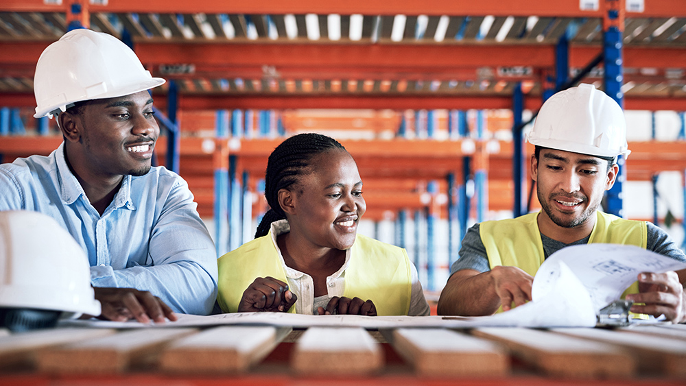 이미지 출처: AI 생성 이미지(콘텐츠 이해를 돕기 위한 시각 자료) '4060 재취업 자격증', '건설안전산업기사 응시자격
본 이미지는 실제 인물을 특정하지 않은 AI 생성 이미지로,
건설 현장에서 안전 계획과 작업 절차를 점검하는 모습
건설안전산업기사와 건설안전기술사는 현장 도면 검토와 위험 요소 분석을 통해 작업자의 안전을 확보하는 역할을 수행합니다.