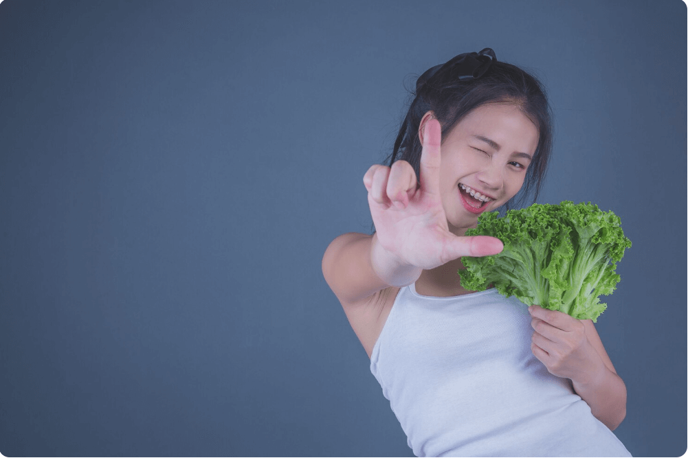 몸에 좋은 건강한 채소를 들고 있는 여성