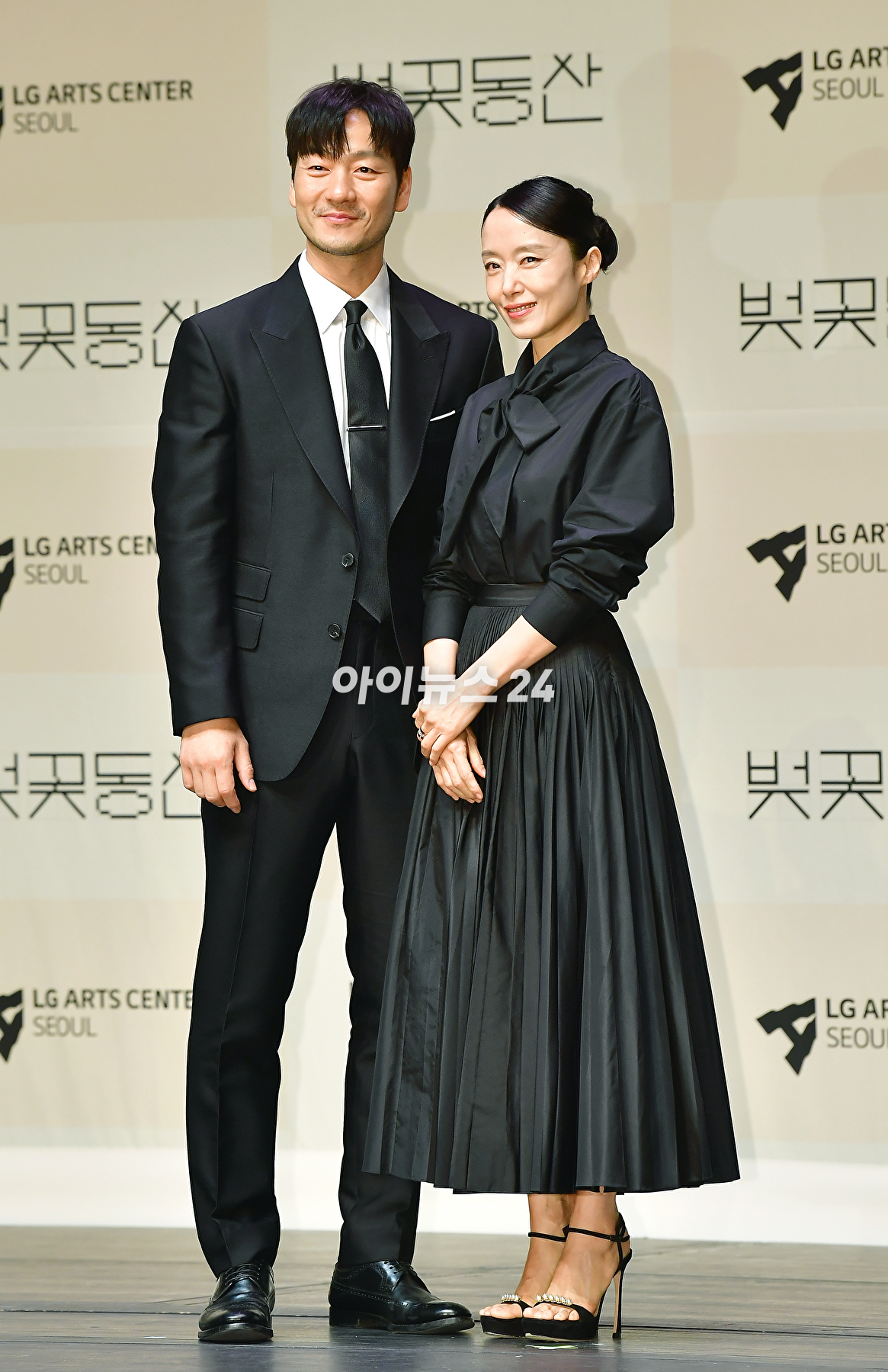 배우 박해수&#44; 전도연이 23일 오후 서울 강서구 LG아트센터 서울에서 열린 연극 &#39;벚꽃동산&#39; 제작발표회에서 포토타임을 갖고 있다. [사진=곽영래 기자]