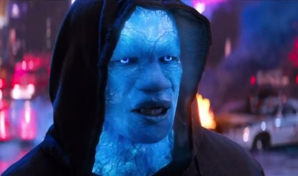 푸른 전기를 보이는 일렉트로의 모습