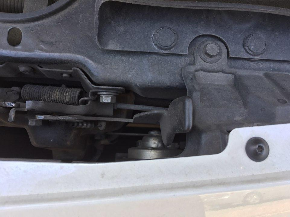 차량 전면부 본네트 잠금 장치와 걸쇠 구조물 클로즈업