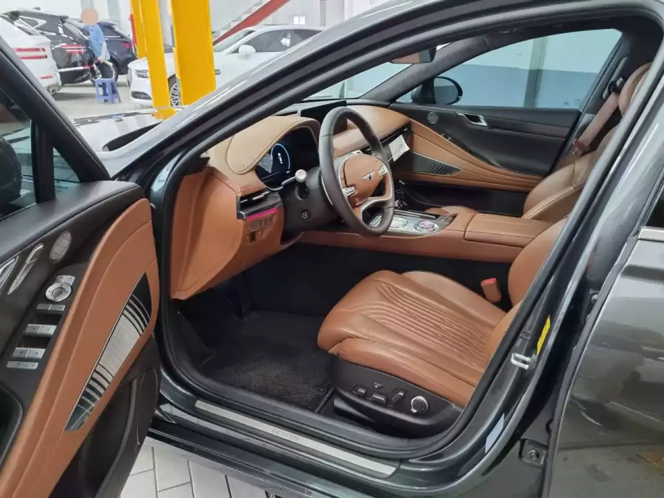 제네시스 G80 2.5T 운전석 문을 열고 찍던 모습입니다.