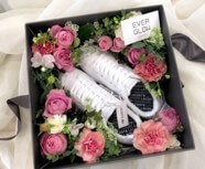 꽃과-함께-상자에-담긴-신발