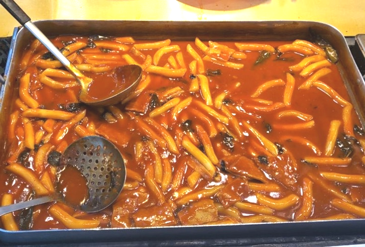 떡볶기-판에-국자