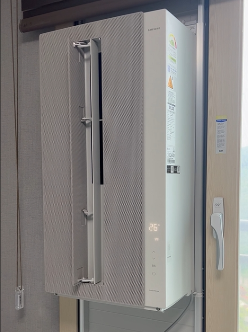 삼성 창문형 에어컨 설치 사진. 방 안으로 기기가 돌출되어 있다.