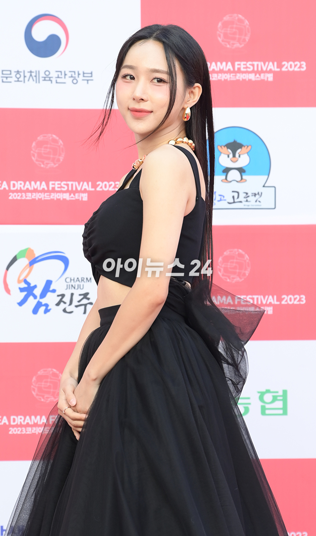 가수 한초임이 14일 오후 경남 진주시 경남문화예술회관에서 열린 '2023 코리아드라마어워즈' 레드카펫 행사에 참석하고 있다. [사진=정소희 기자]