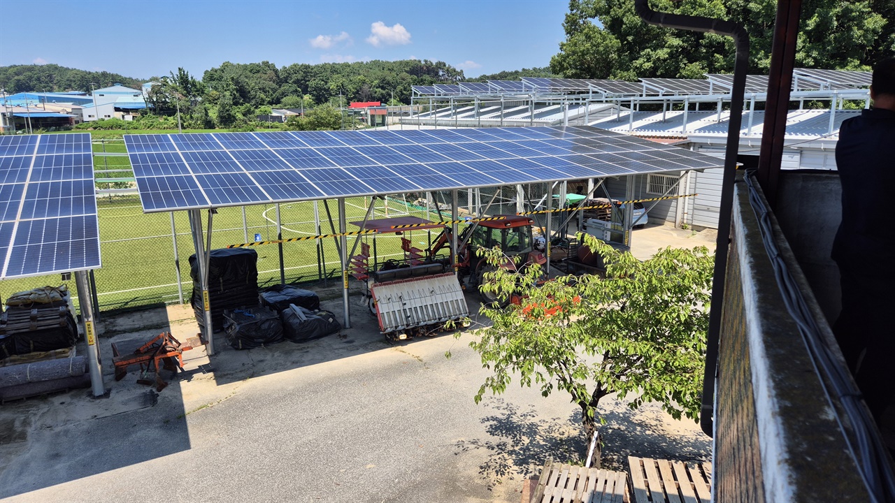 🌞 “햇빛 아래 피어난 희망의 마을”