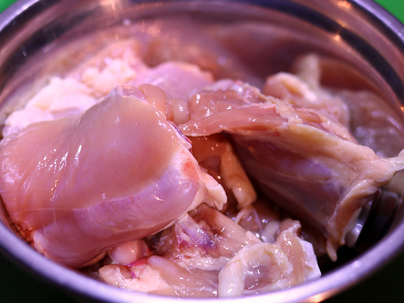 껍질 벗긴 닭 허벅지살