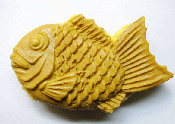 붕어빵 한 마리가 있다. 작고 통통한 물고기 모양의 빵이다.