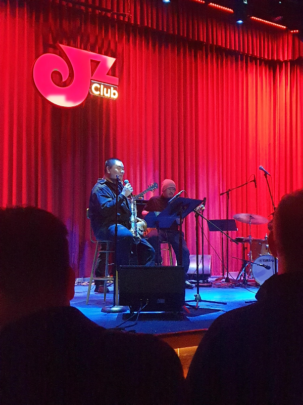 색소폰을 불던 연주자가 2부에서는 자리에 앉아 노래를 했다.