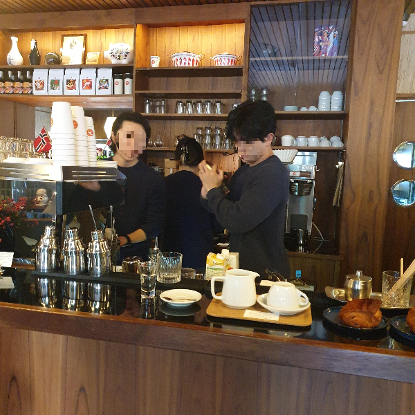 푸글렌 서울(Fuglen Seoul), 노르딕 커피를 맛볼 수 있는 상수역 카페_쉐이킹하는 바리스타 겸 바텐더