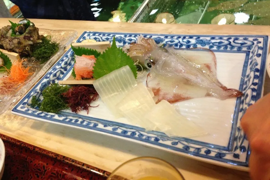 자랑하는 생수조에서 헤엄치는 활어에도 주목