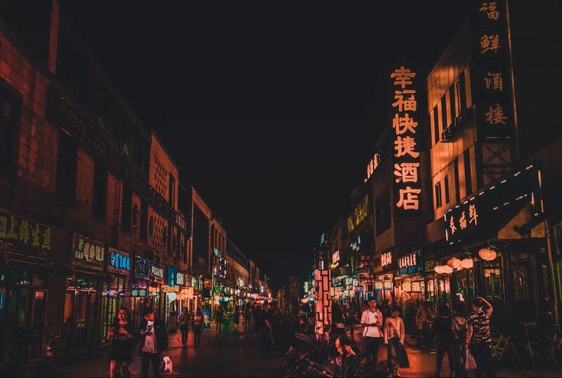 네온사인이 가득한 텐진의 야시장 거리, 밤에도 활기 넘치는 풍경