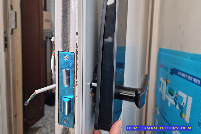 코맥스 손잡이 도어락 실외측 몸체 설치