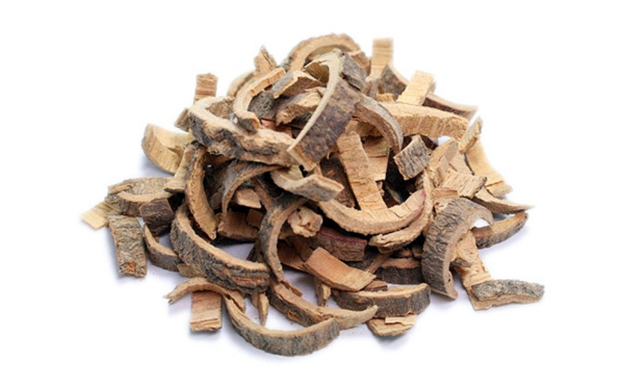 야생에서 채취를 한 합환피를 깨끗하게 세척을 한 후에 편으로 썰어 놓은 것을 하얀 바닥 위에 수북하게 놓아두고 찍은 사진