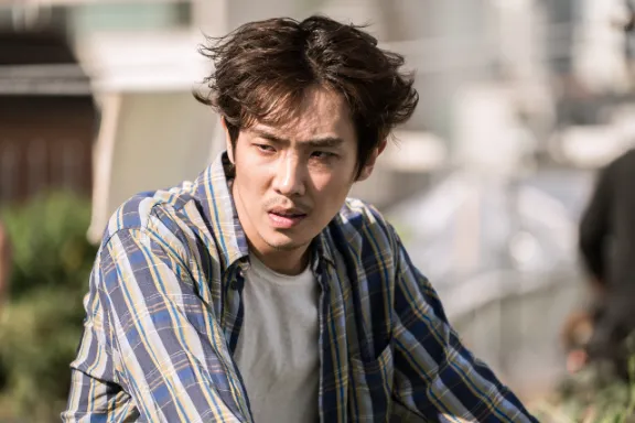 무명배우 윤재성(이준)