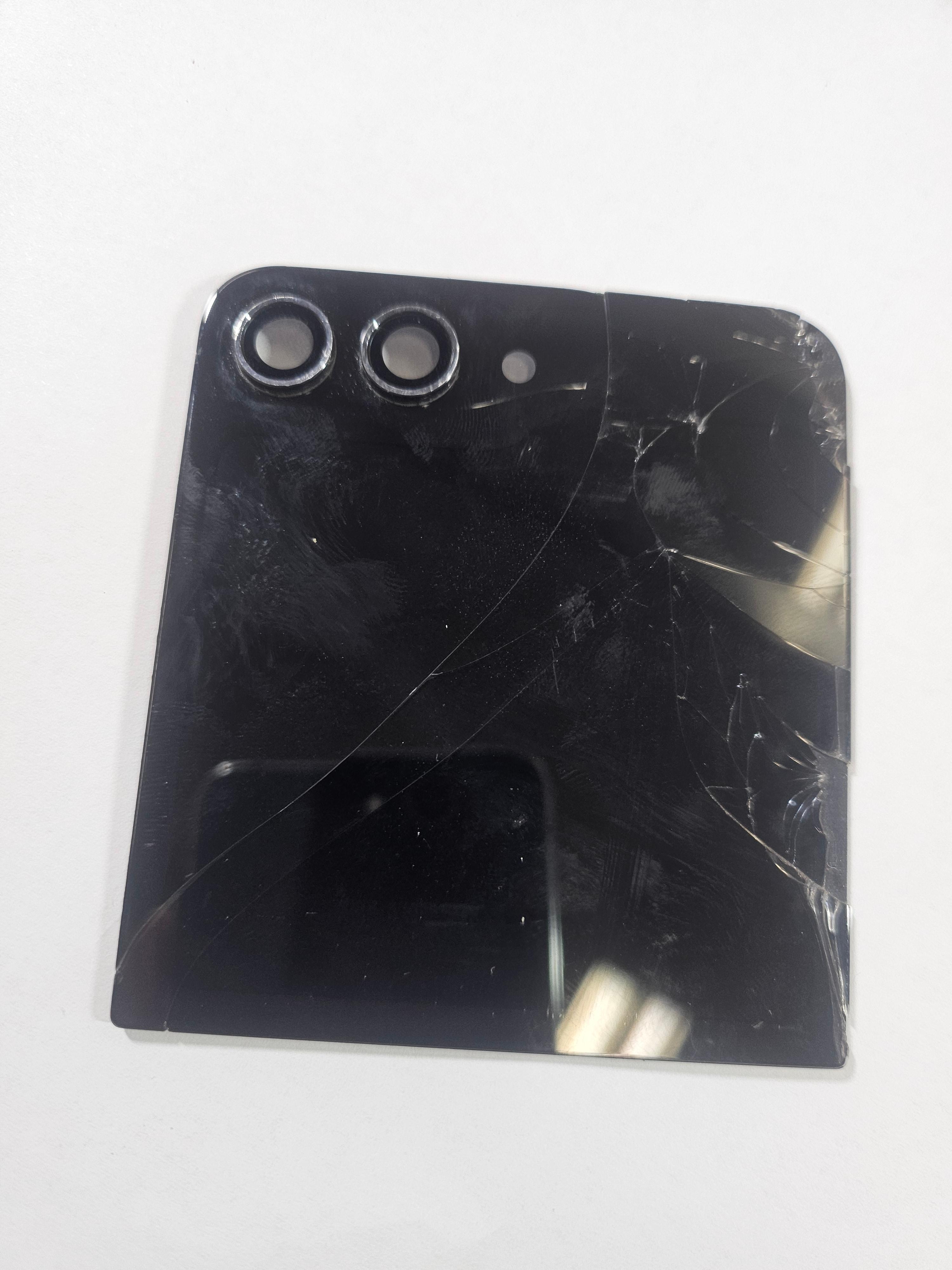 깨진 갤럭시Z플립5 외부 커버 디스플레이 모습