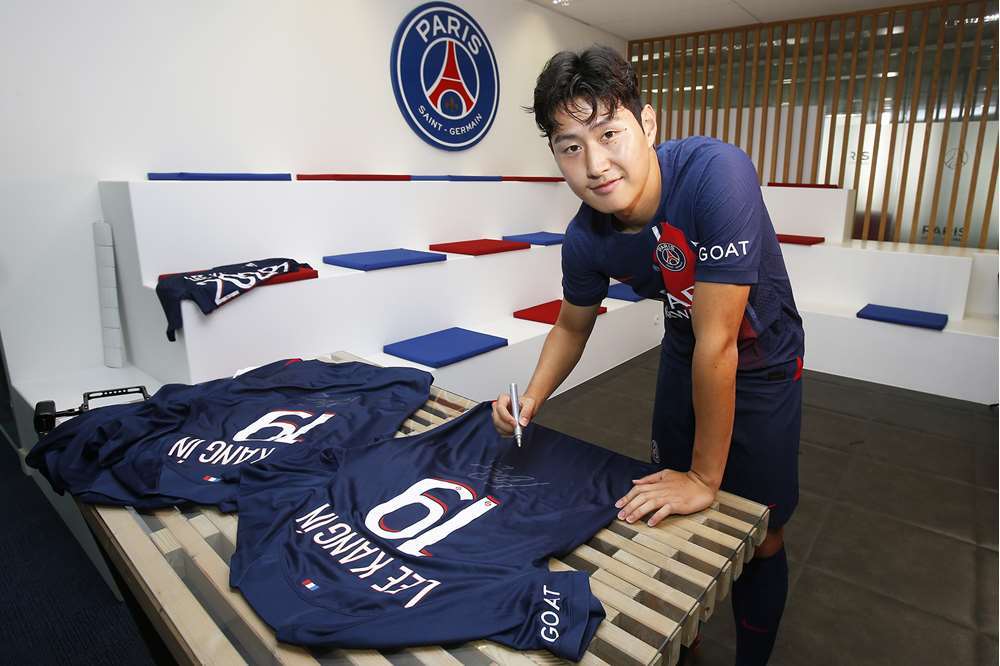 등번호 19번에 사인하고 있는 이강인 선수 - 출처 : PSG 홈페이지