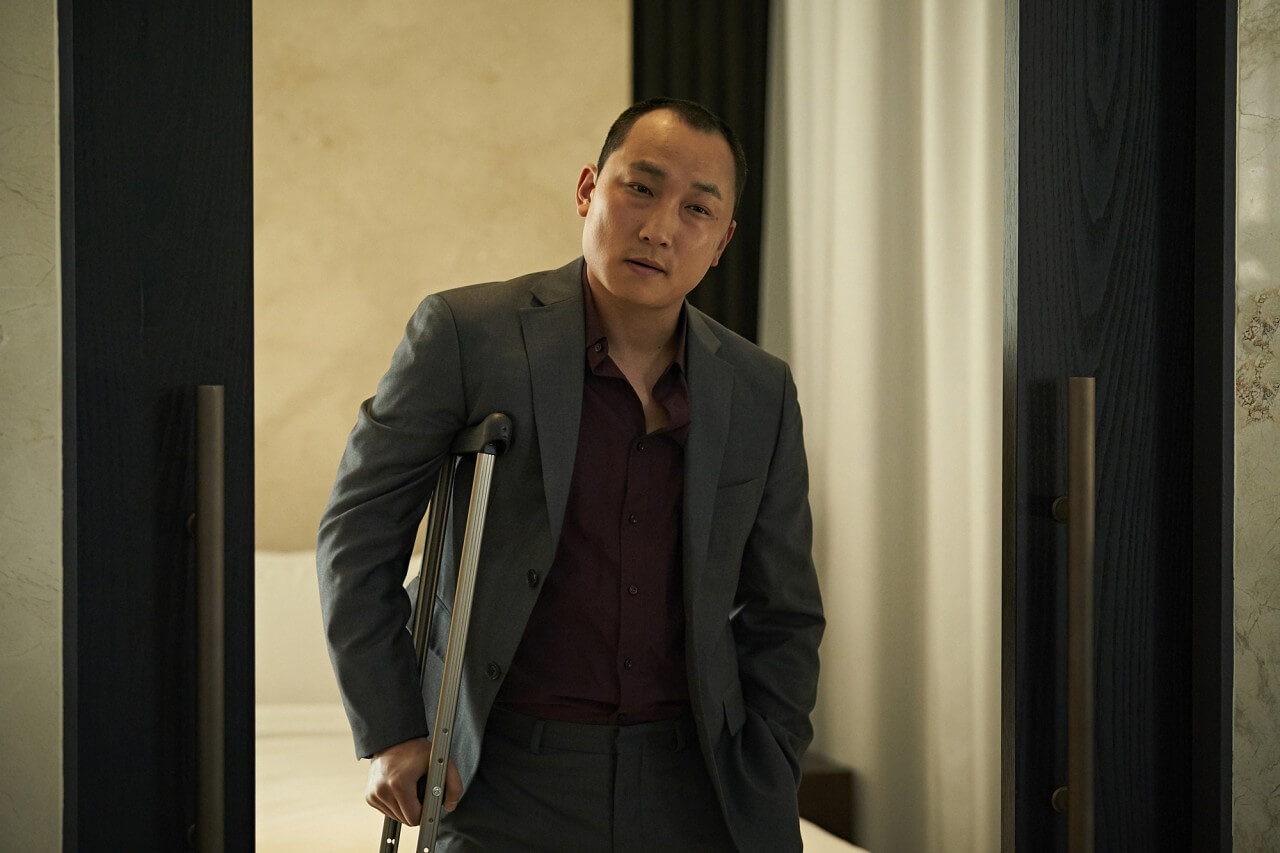 목발집고 서있는 상필