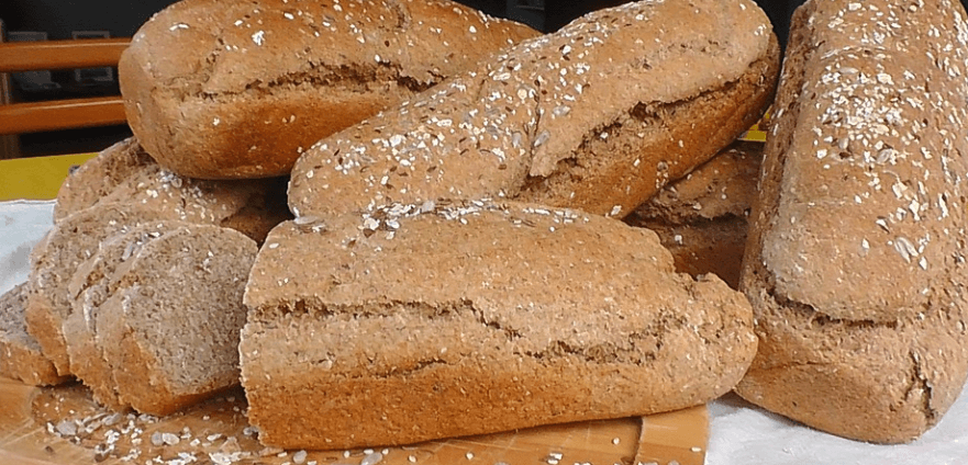 통밀빵이 쌓여 있다