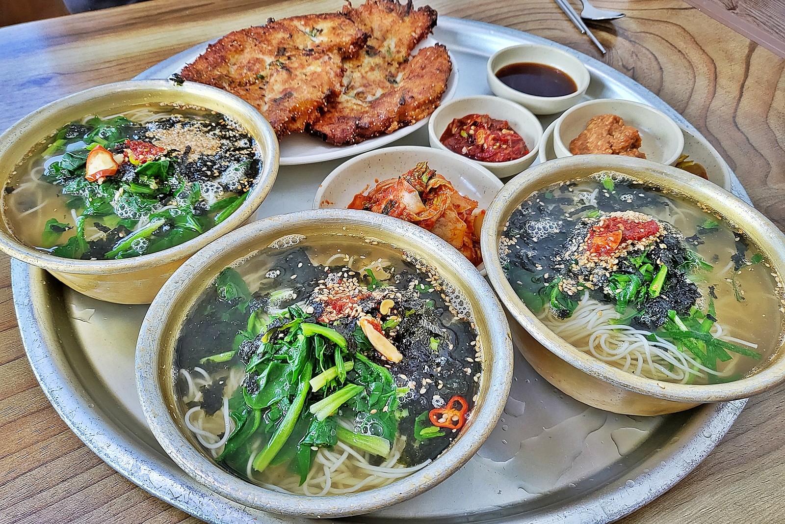 양은 쟁반에 멸치국수와 녹두빈대떡이 담긴 모습