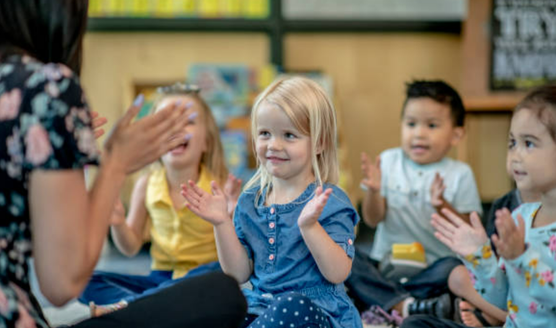 어린이집에서 즐겁게 웃는 아이