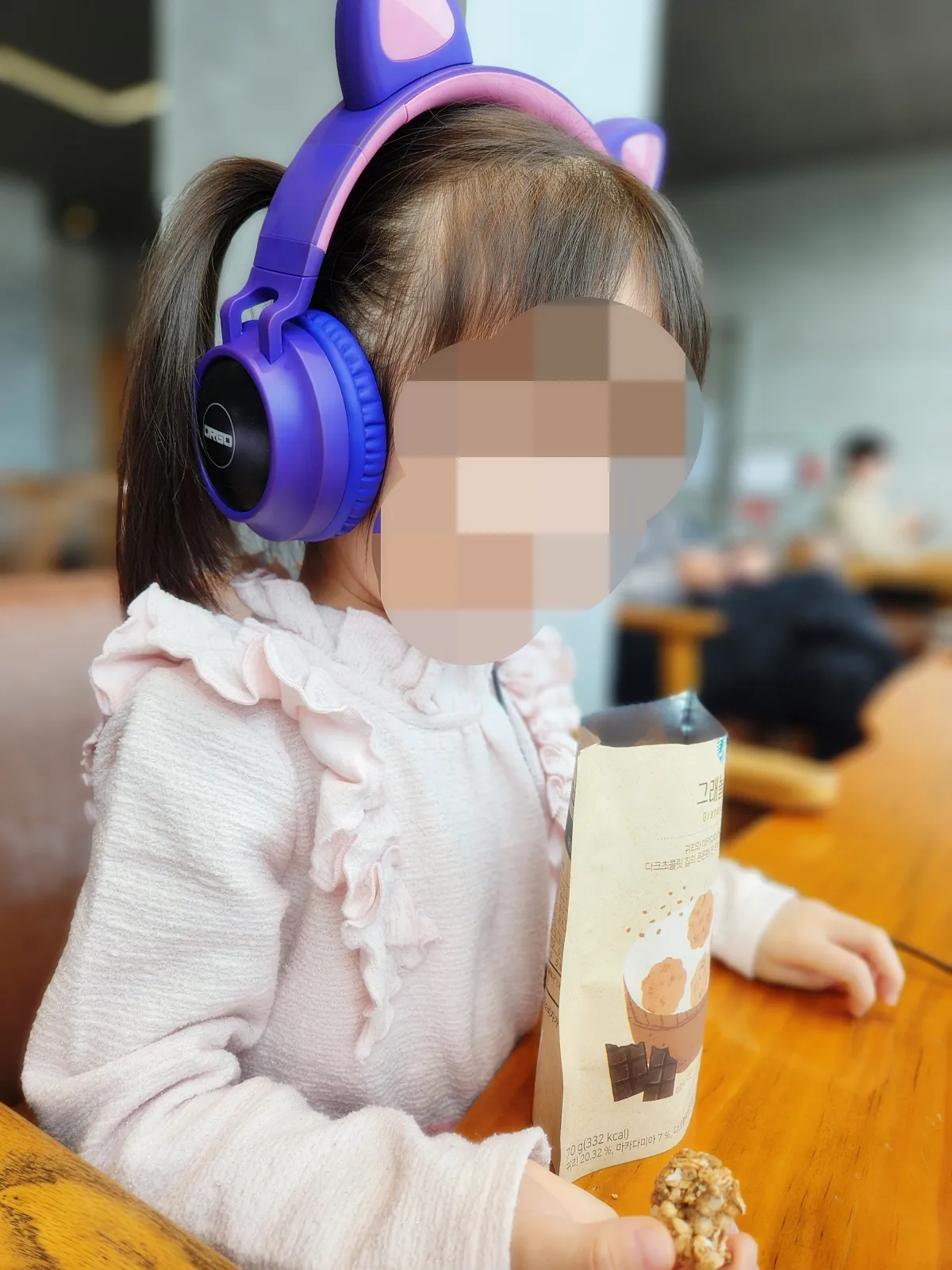 스타벅스-그래놀라볼-앞쪽에-놓고-먹는-아이