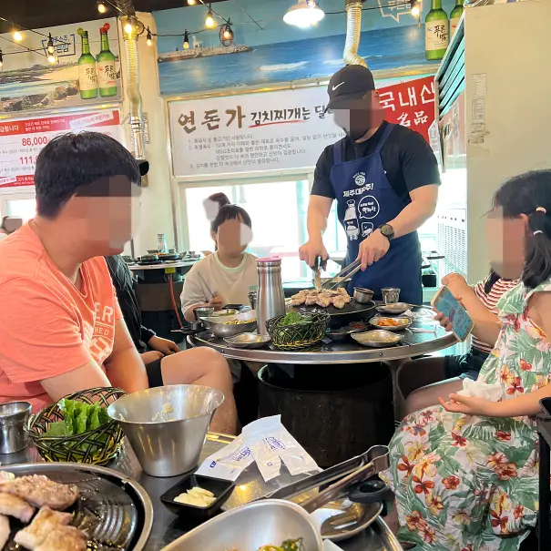 초벌구이해서 나온 고기를 직접 소분해주는 연돈가 입니다.