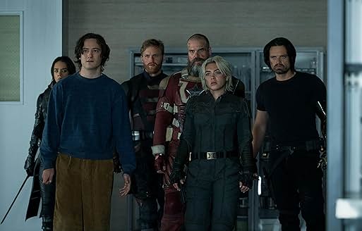 Thunderbolts 주요 멤버들이 작전을 위해 함께 걷는 장면