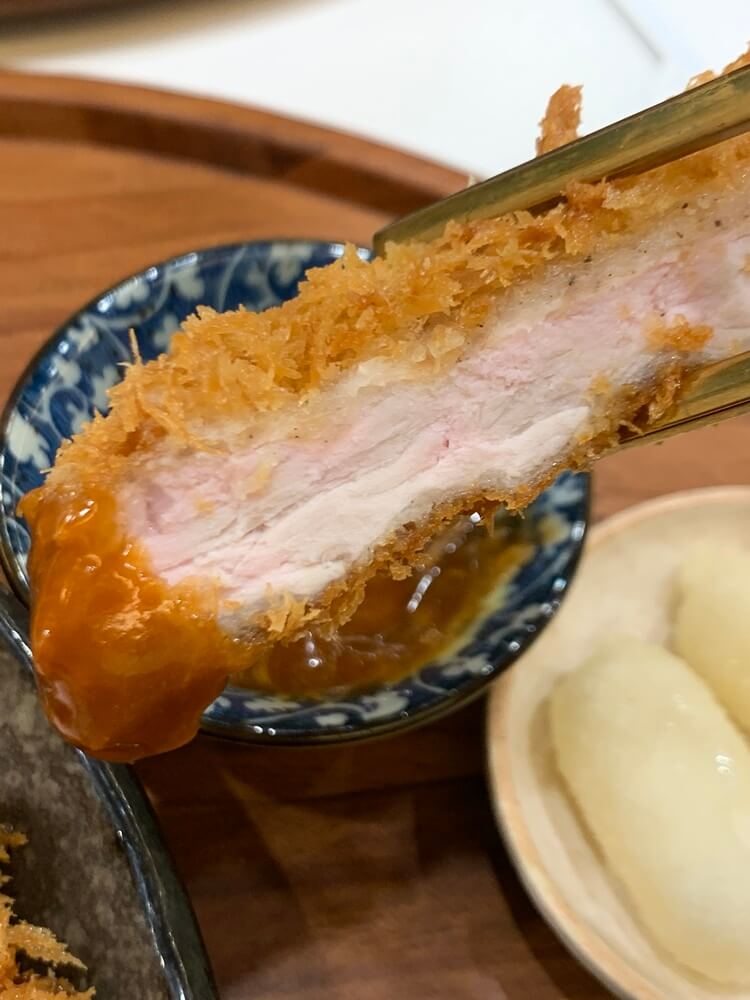 소스를 찍은 등심카츠